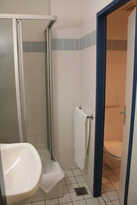 Bad mit separater Toilette AllYouNeed Hotel Vienna2