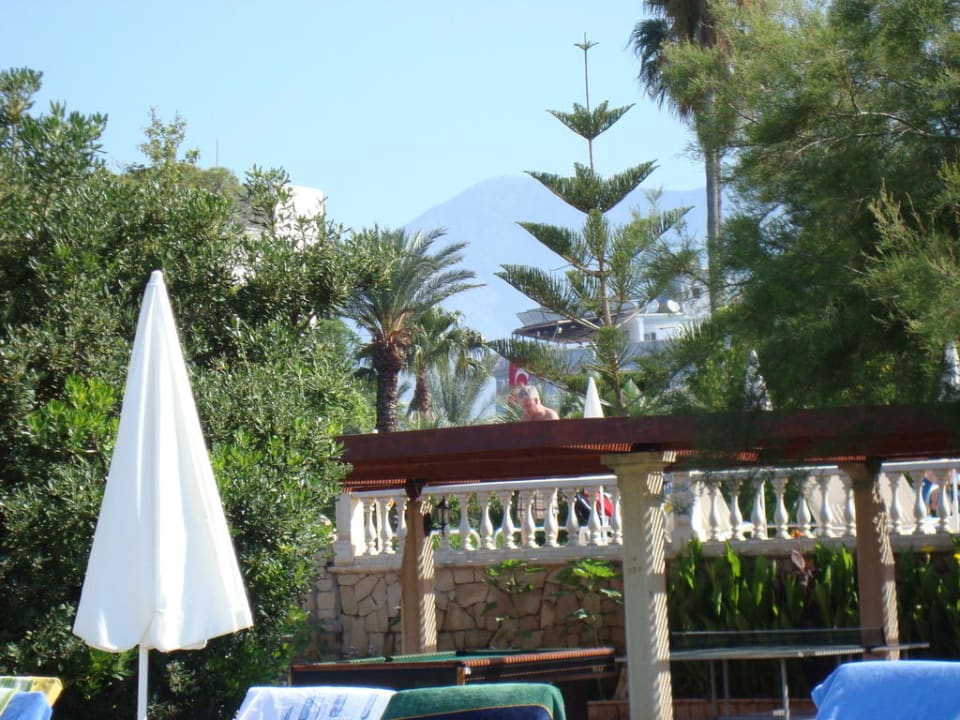 Blick vom Strand zum höheren Pool Labranda Alantur Resort