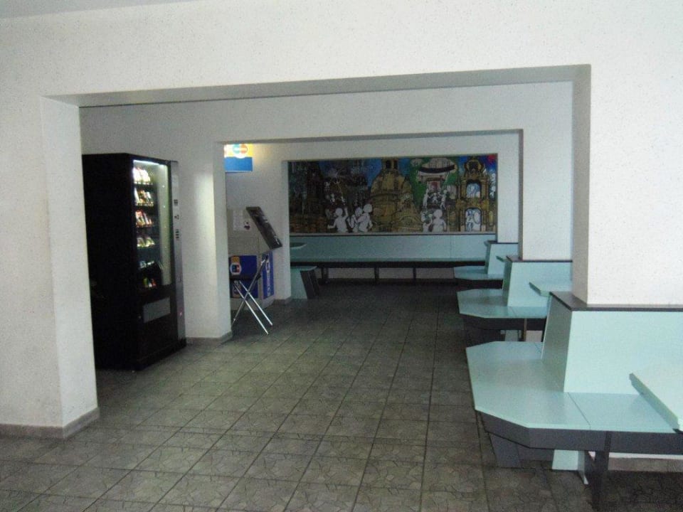 Moderne Sitzgruppen in den Nischen in der Lobby Jugendherberge Dresden Jugendgästehaus