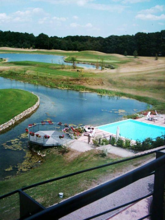 Blick auf den Außenpool und Golfplatz Best Western Premier Castanea Resort Hotel