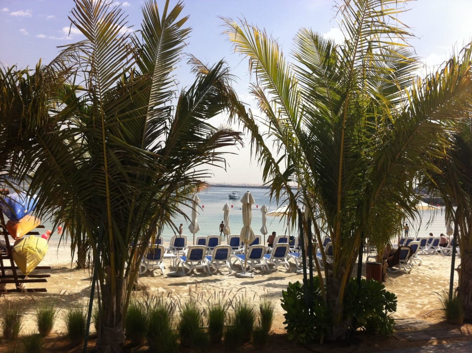 Jede Menge Liegen DoubleTree by Hilton Resort & Spa Marjan Island