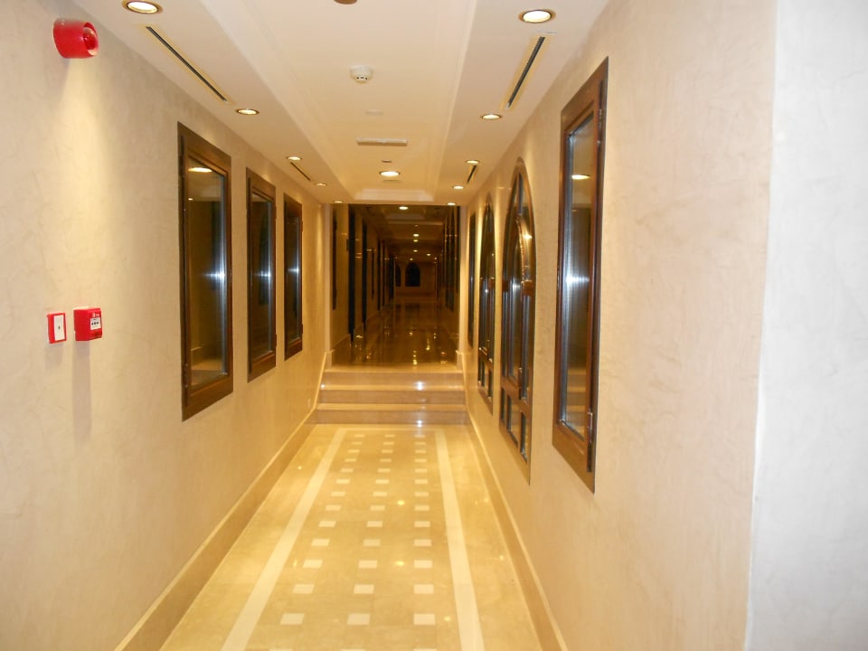 Flur zum Zimmer Miramar Al Aqah Beach Resort