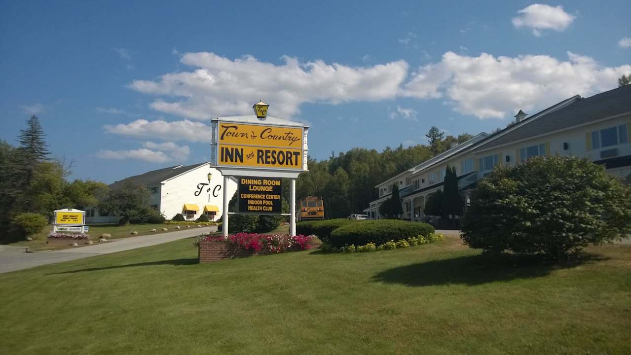 Blick von der Straße auf die Einfahrt Town & Country Inn & Resort Gorham