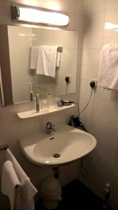 Das Bad ist zweckmäßig Hotel Falken