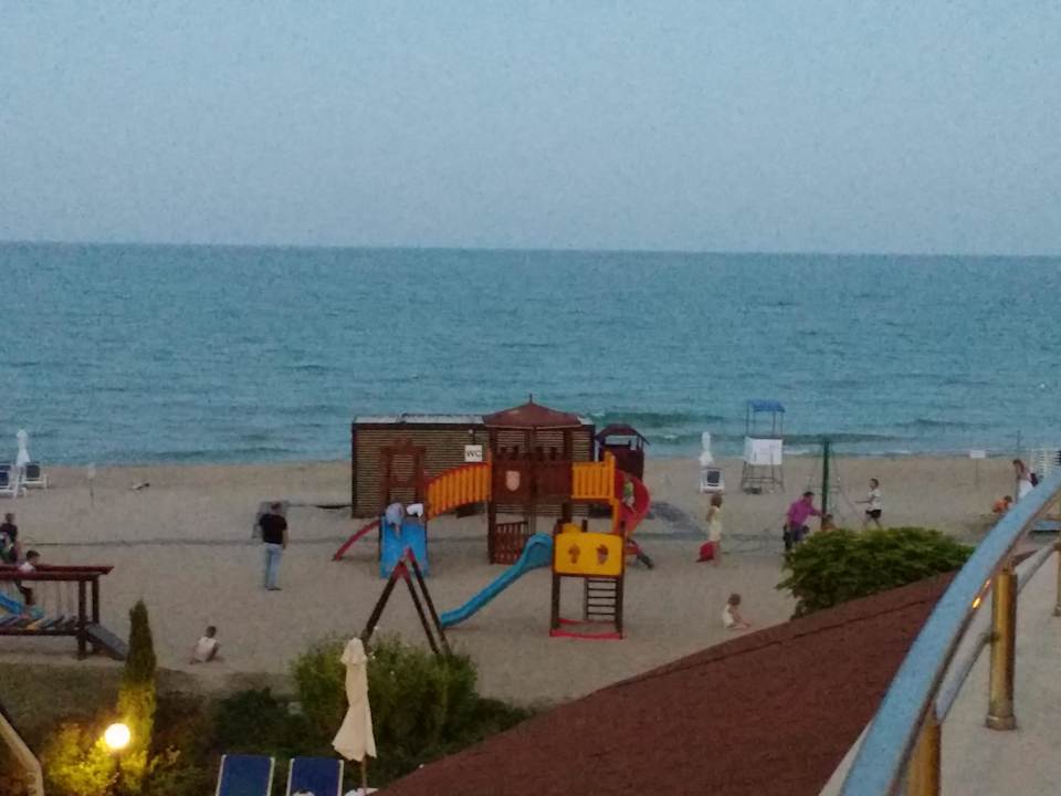 Abendlicher Blick auf den Spielplatz Sol Luna Bay