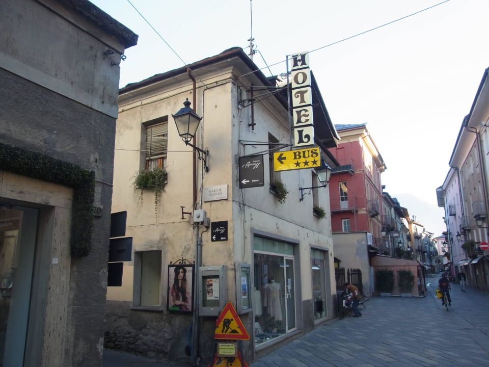Zufahrt zum Hotel HB Aosta Hotel