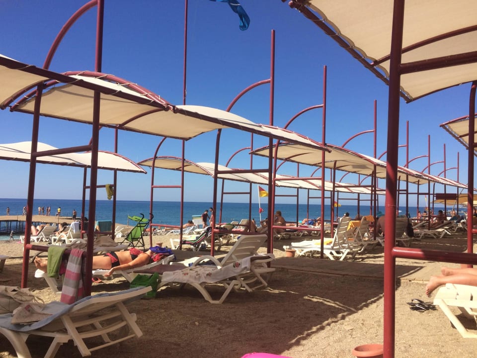 Strand mit Blick aufs Meer  Solivia Hotel