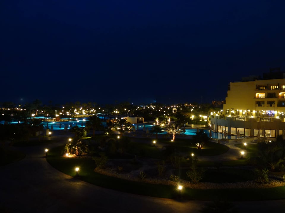 Pool und Gartenanlage bei Nacht Steigenberger ALDAU Beach Hotel