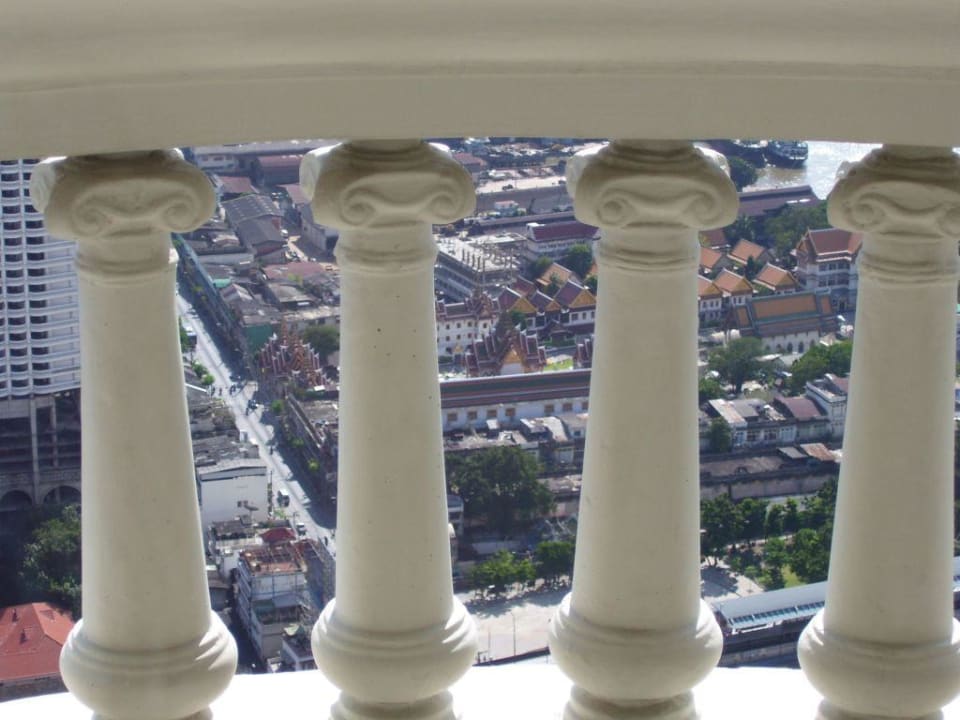 Blick durchs Balkongeländer Hotel Lebua At State Tower