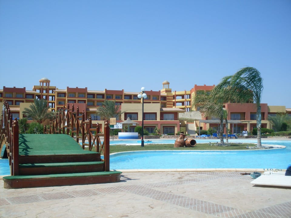 Mostek do baru Malikia Resort Abu Dabbab