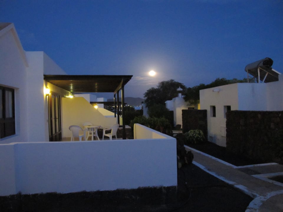 Anlage bei Nacht Bungalows Playa Limones