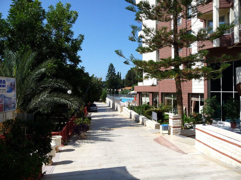 Weg zum Strand Hotel Sirma