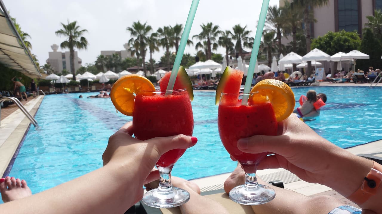 Leckerer Fruchtcocktail und Pool im Hintergrund  Hane Family Resort