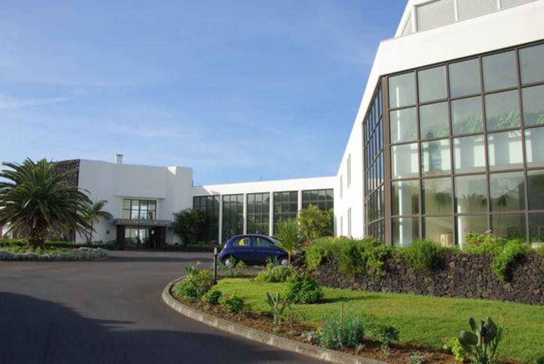 Parkplatz mit Eingangsbereich Caloura Hotel Resort