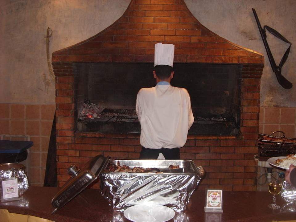 Holzkohlegrill im Restaurant Pickalbatros Alf Leila Wa Leila Resort - Neverland Hurghada