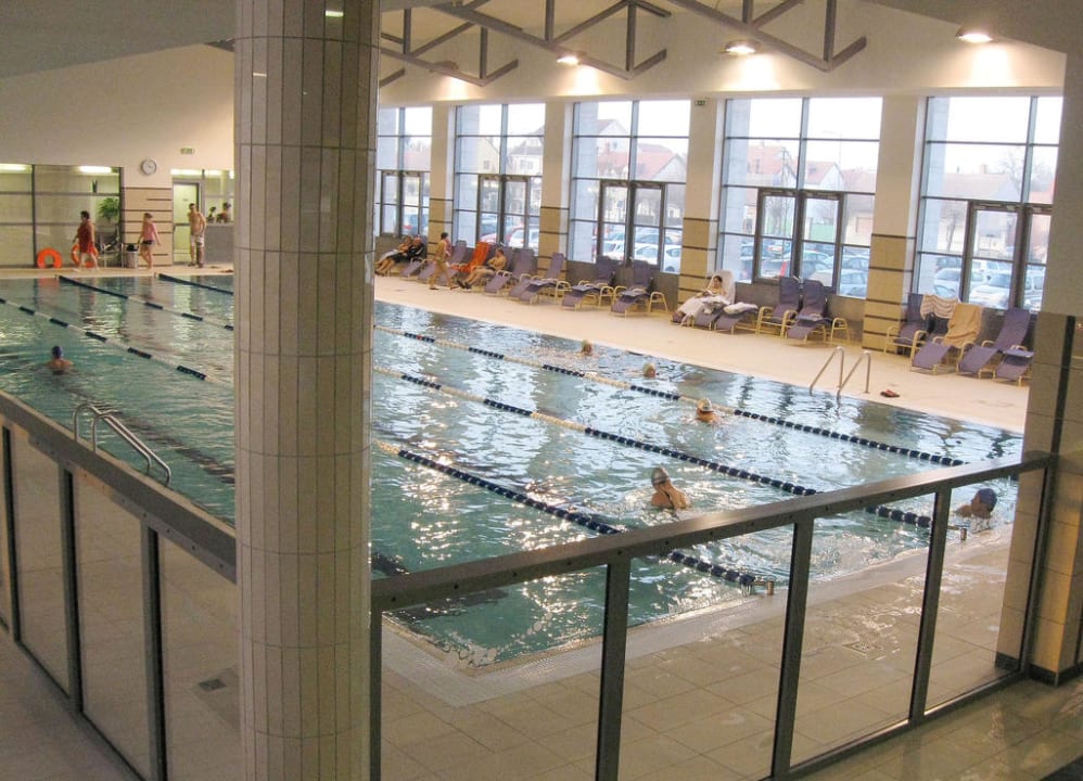 Öffentliche Therme mit Verbindungsgang Park Inn by Radisson Sárvár  Resort & Spa