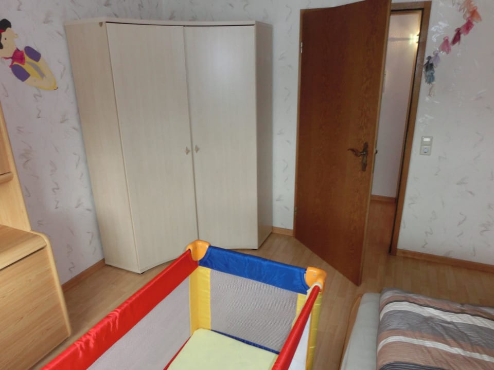 Schlafzimmer 2 Ferienwohnung Keller