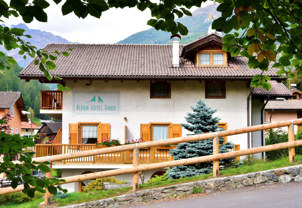 Außenansicht Alpen Hotel Rabbi