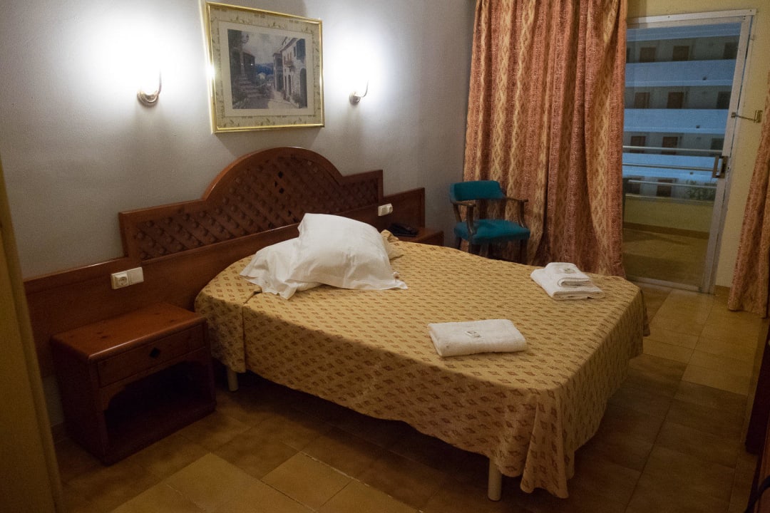 Altes Bett mit zerbrochenem und fehlenden Latten Bei Juan Playa Blanca