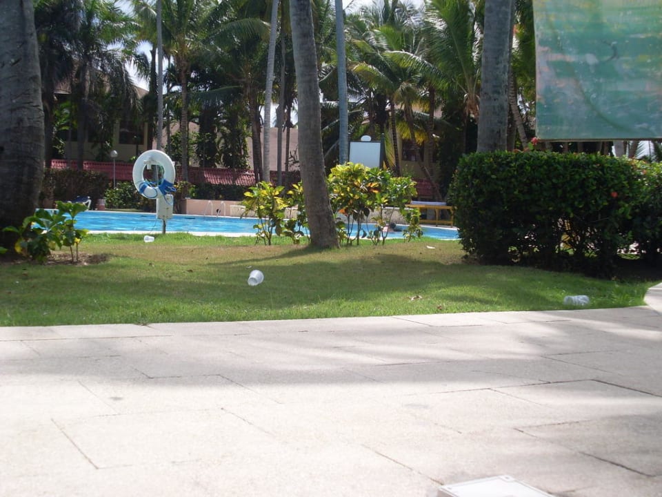 Müll am Pool Hotel Grand Palladium Palace Resort, Spa & Casino