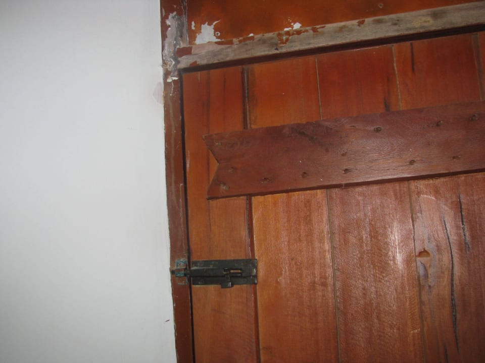 Hotelzimmertür von innen, teils ohne Farbe, dafür  Hotel Koggala Beach