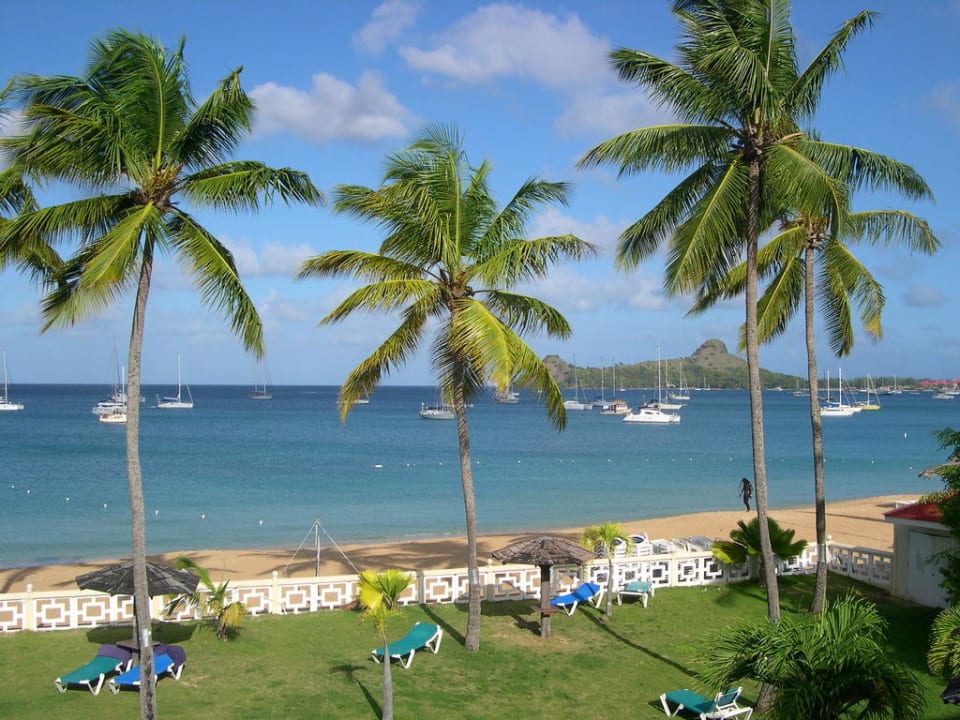 Teil des Gartens mit Beach St Lucian by Rex Resorts  (Im Umbau/Renovierung)