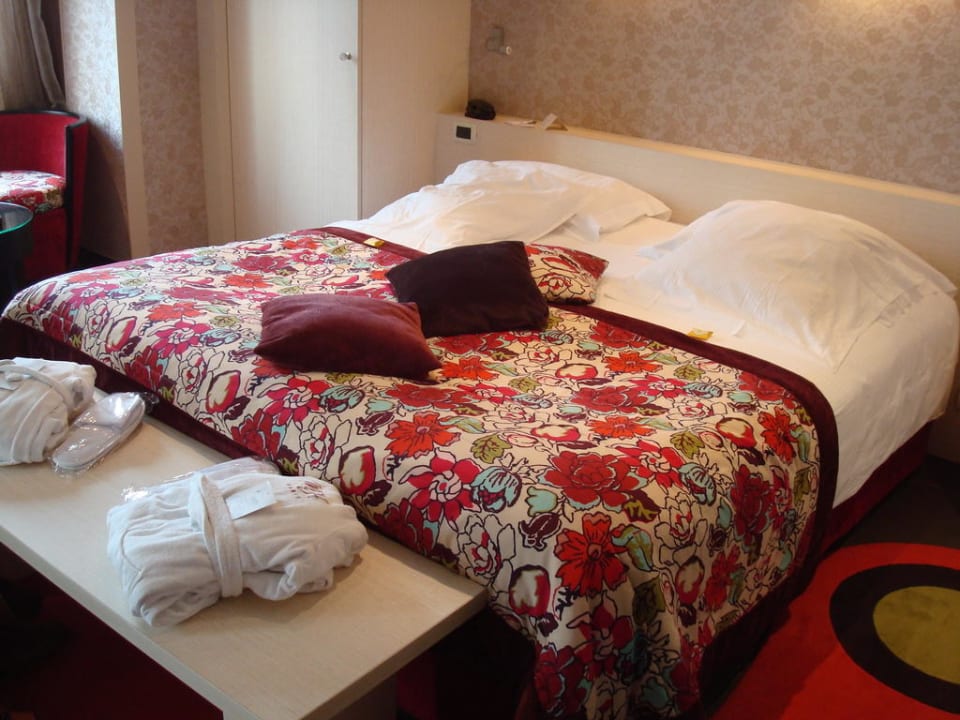 Riesengroßes Bett Terrass Hôtel