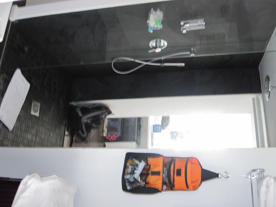 Dusche mit "Durchblick" Iberostar Waves Bahia de Palma