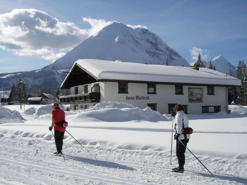 Haus Waldruh mit Loipe und Blick auf Hohe Munde Apartments Haus Waldruh