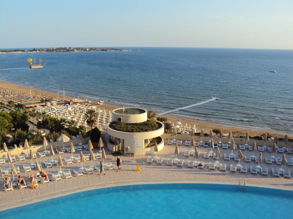 Ausblick auf den Pool Melas Resort Hotel