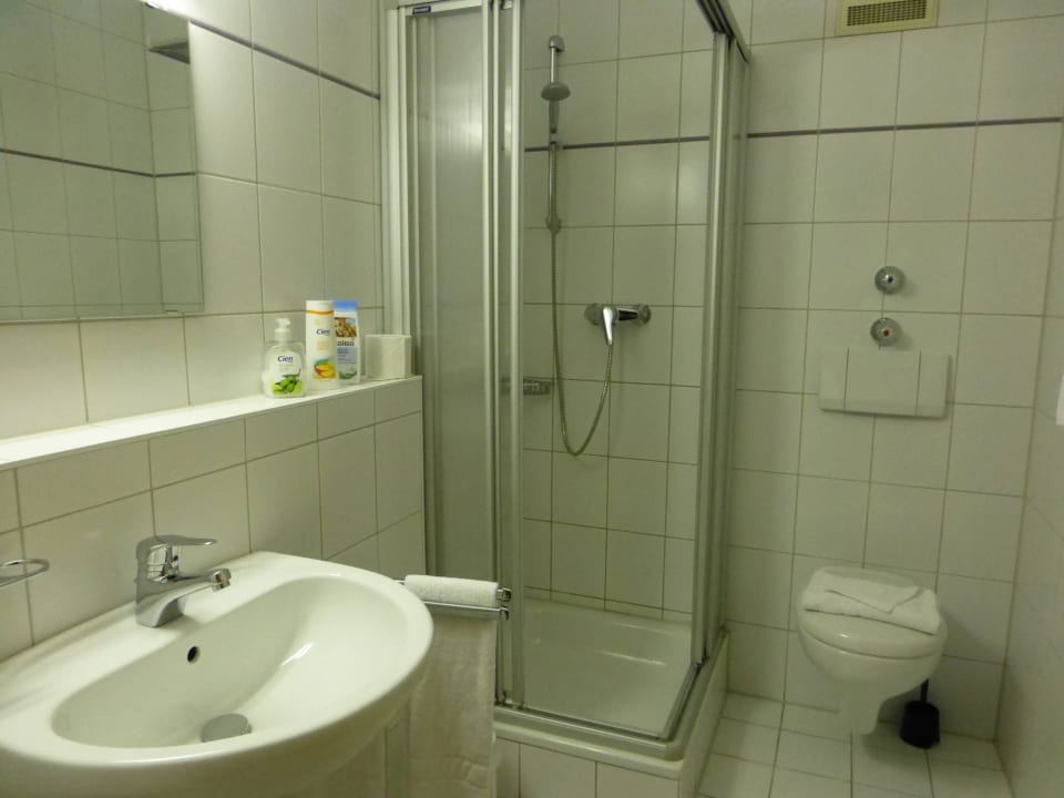 Schönes helles Bad mit Dusche Hotel Darchinger Hof