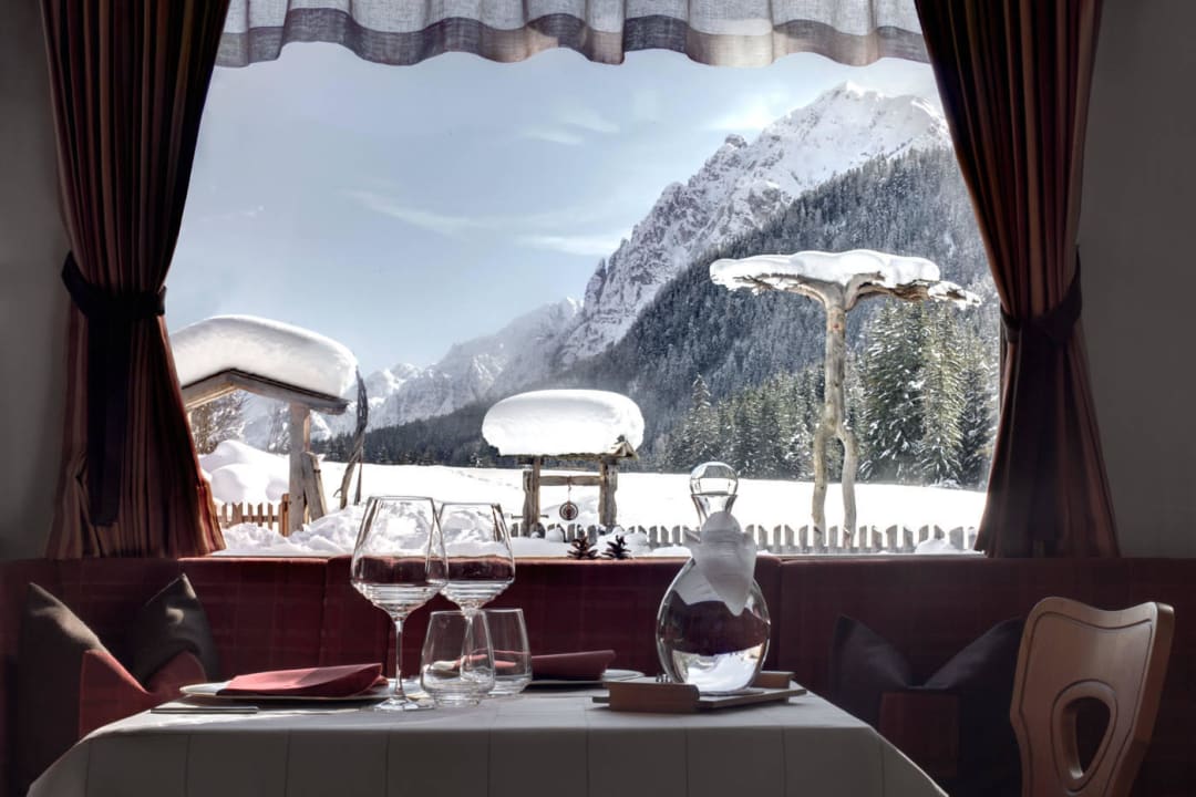 Unsere Hausstube / Bar mit Panorama Veranda Aqua Bad Cortina - BIOhotel & Thermal Baths