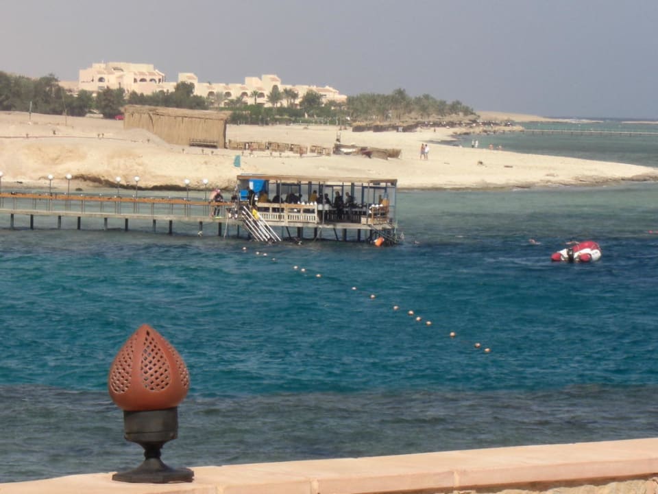 Ausblick auf Badestrand und Tauchsteg Mövenpick Resort El Quseir