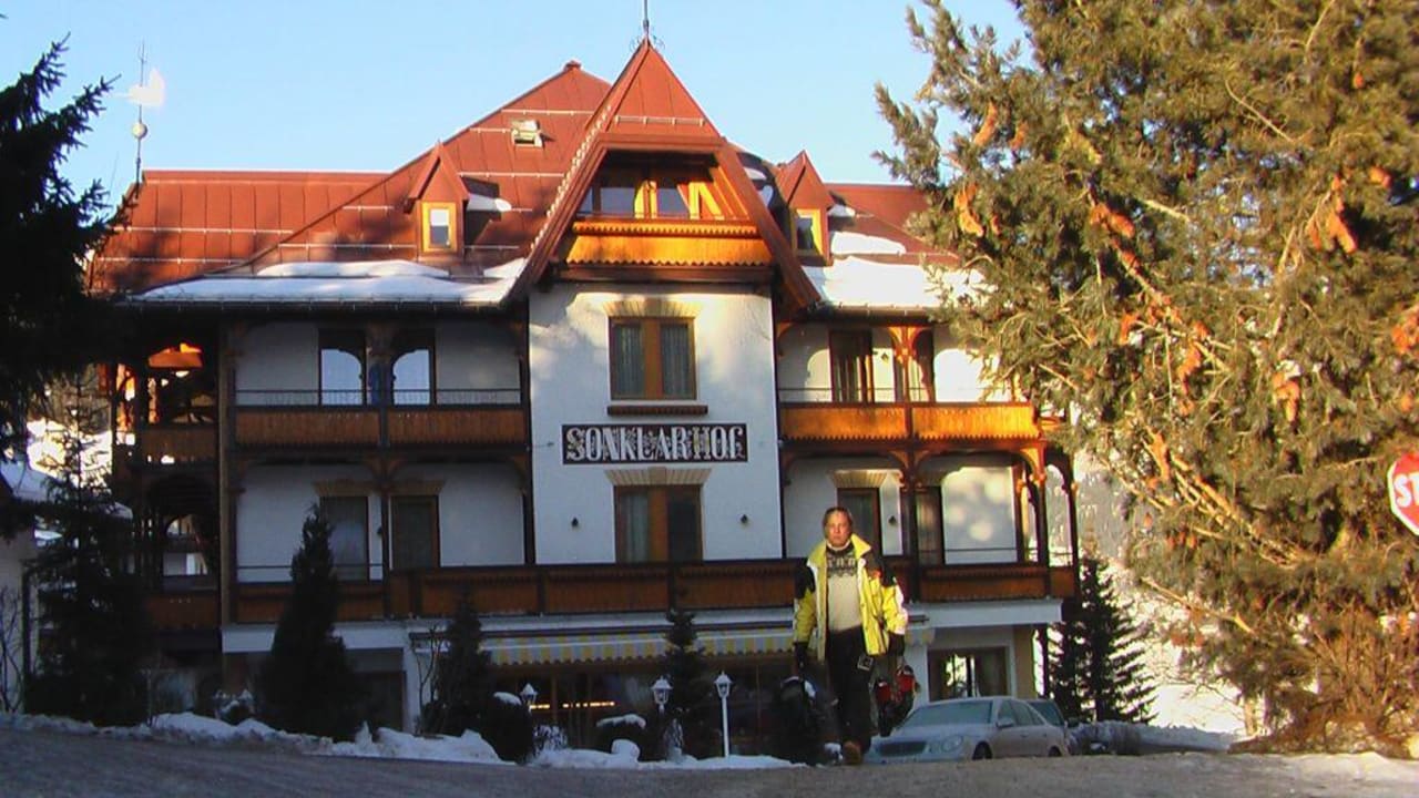 Ansicht des Sonklarhofes in der Morgensonne Sonklarhof