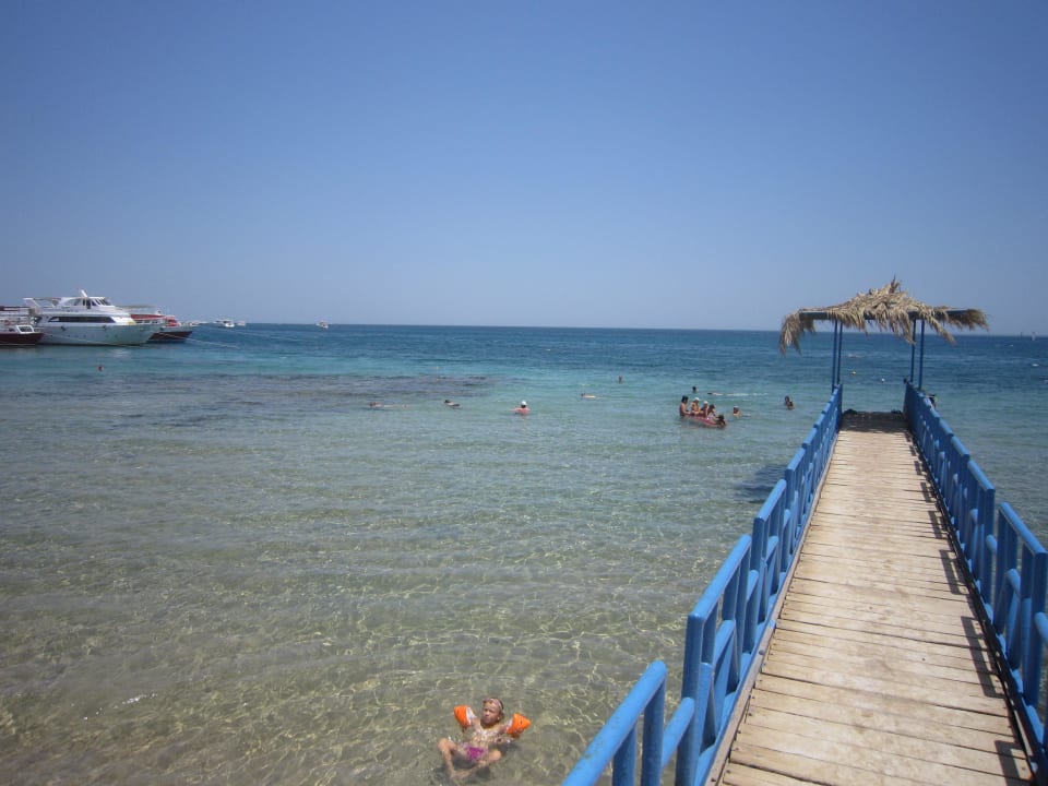 Pomost z plaży, po lewej pierwsza z raf Menaville Safaga