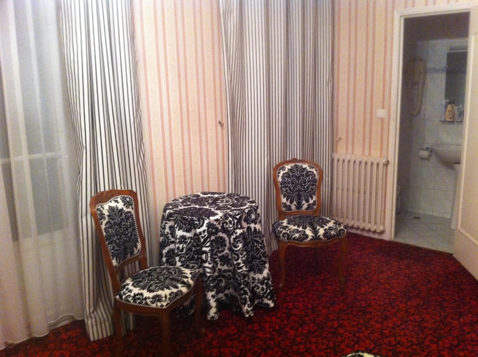 Ensemble chaises de style et petit gueridon kitch Hotel Excelsior