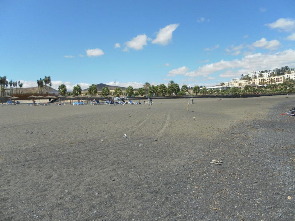 Strand mit Strandliegen Playitas Aparthotel