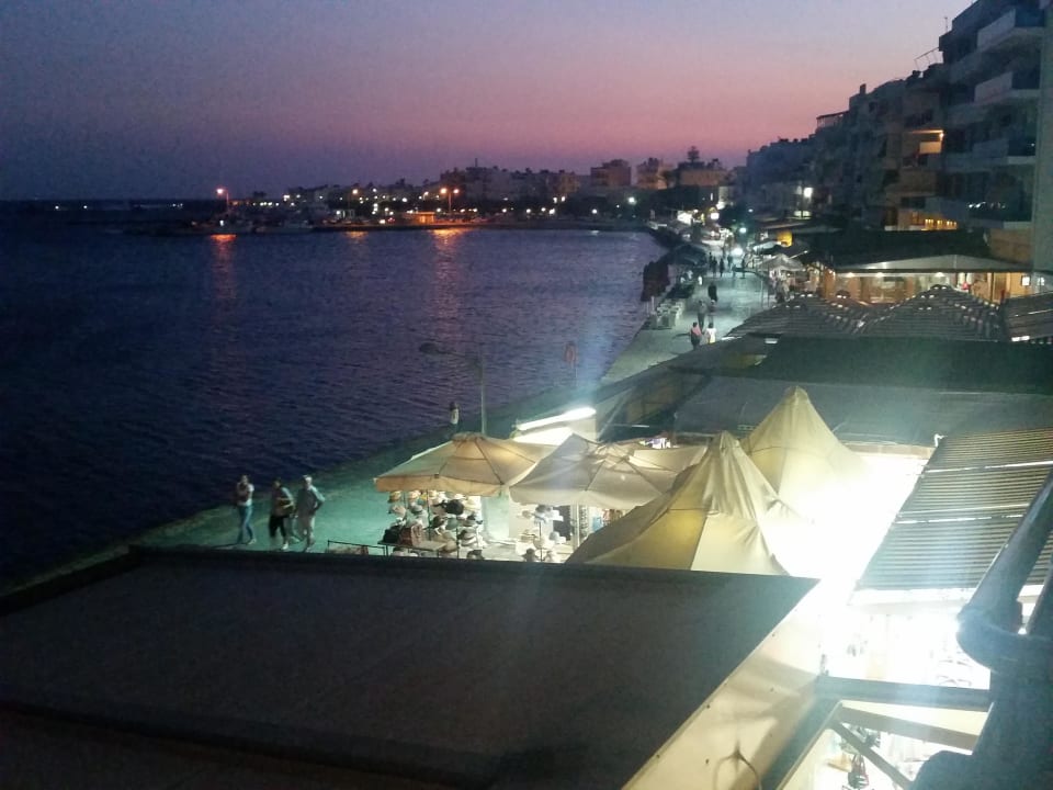 Blick nach rechts abends Hotel Astron