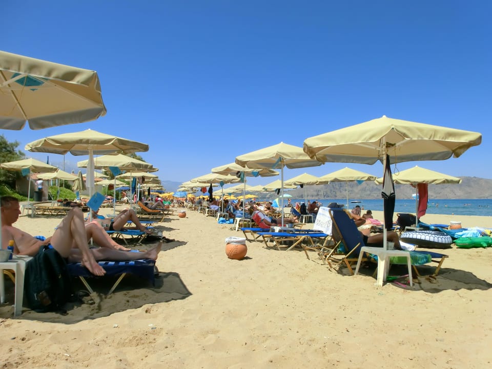 Strand direkt vor dem Hotel Orpheas Resort - Adults Only