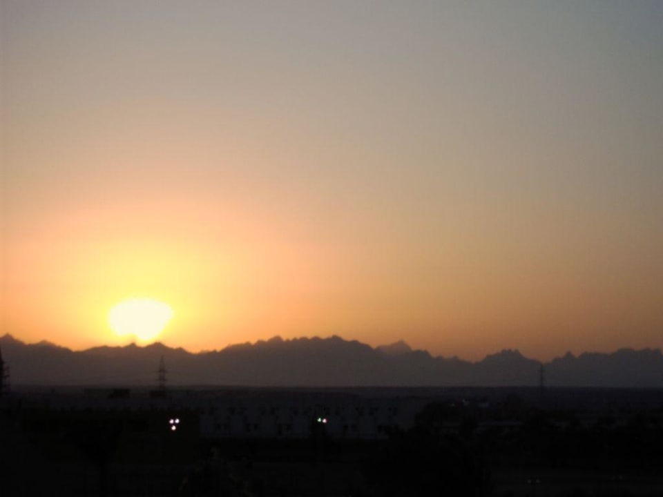 Sonnenuntergang über den Bergen Blend Club Aqua Resort