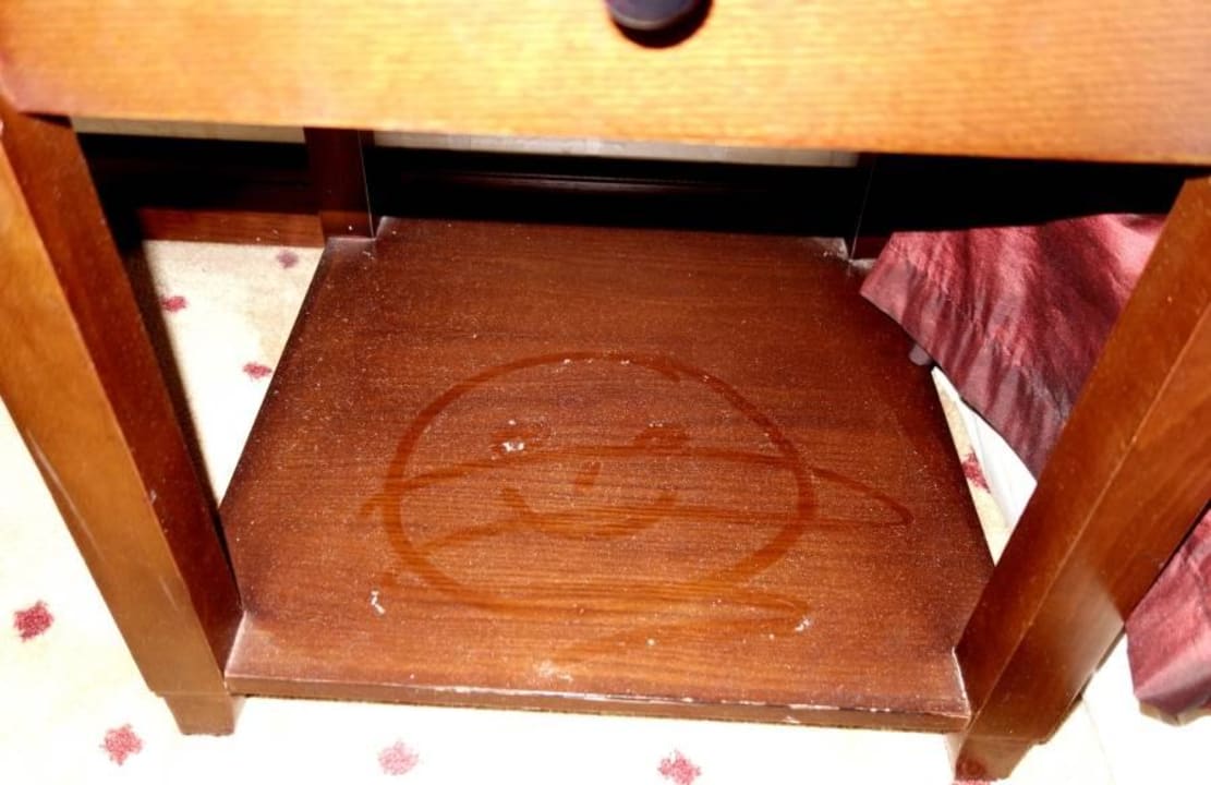 Staub auf dem Nachttisch Premier Le Reve Hotel & Spa