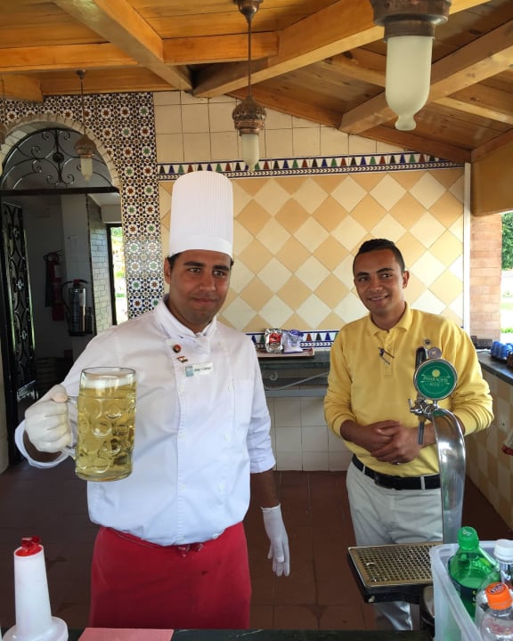 Eine der 3 Bars am Strand Desert Rose