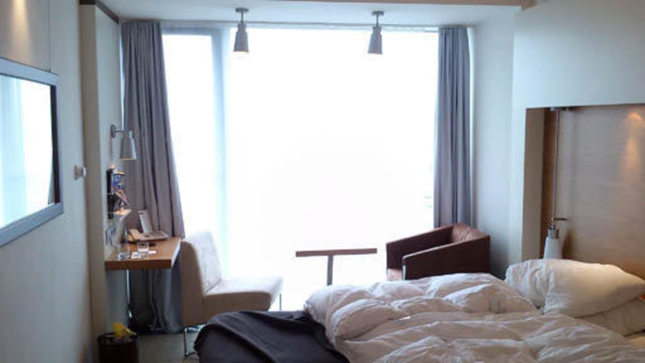 Zimmer mit Glas-Außenwand Occidental Dresden Newa