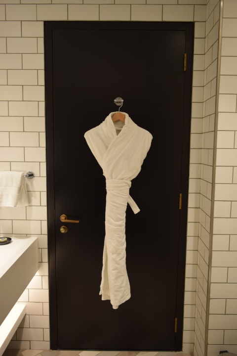 Zimmer The WB Abu Dhabi, Curio Collection By Hilton