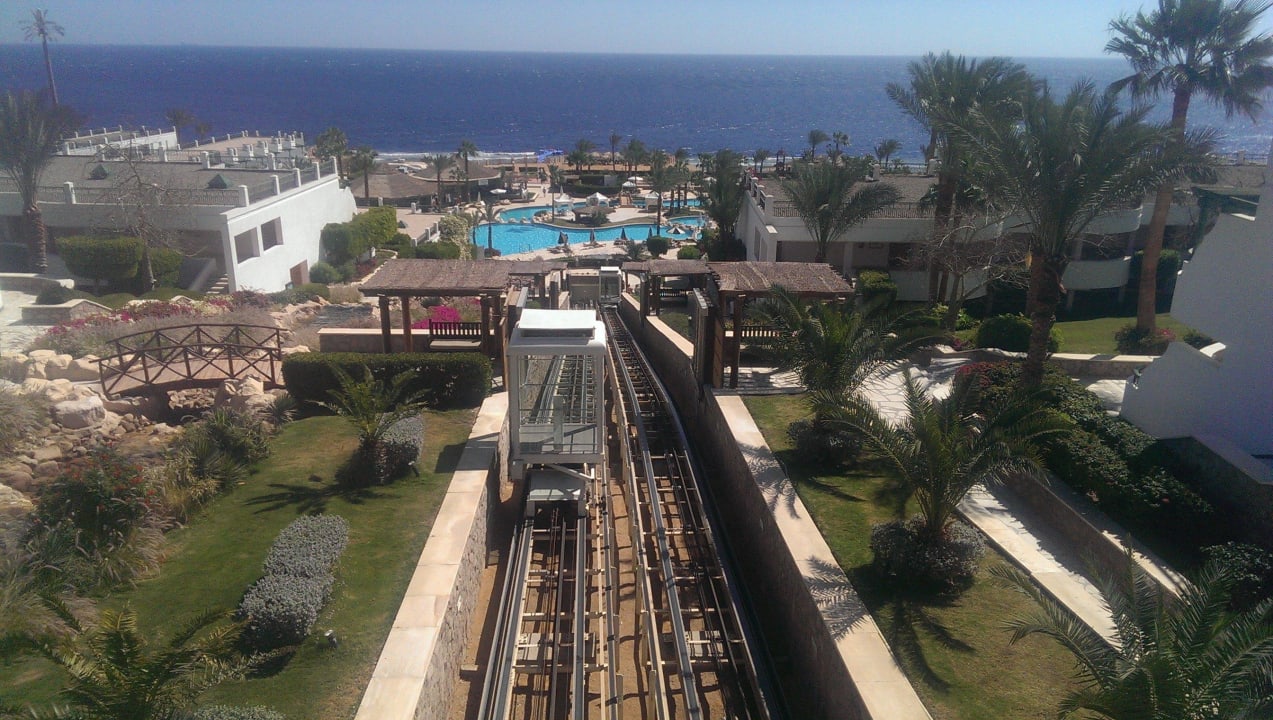Lift von der Lobby zum Pool Safir Sharm Waterfalls Resort
