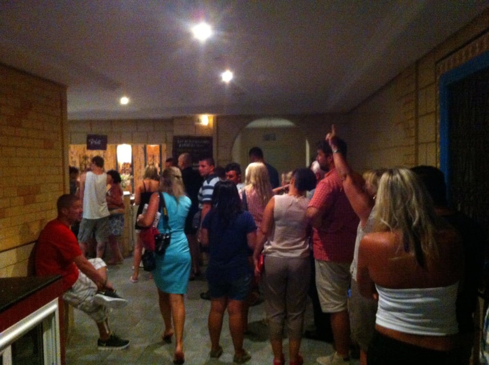 Schlange stehen vor der Bar wie hier normal! Houda Golf & Beach Club