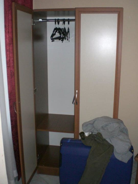 Einziger Schrank in einem "Familienzimmer" Acar Hotel