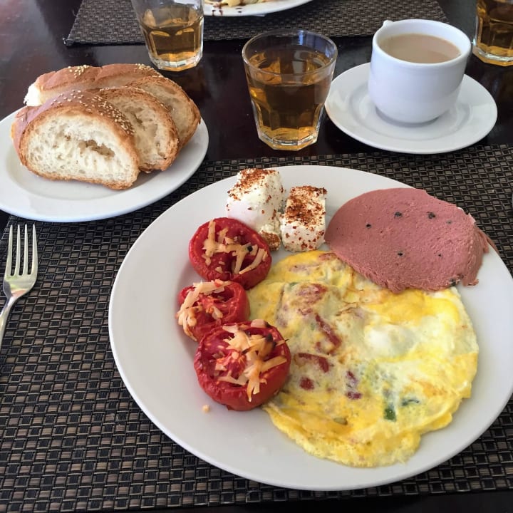 Frühstück Malikia Resort Abu Dabbab