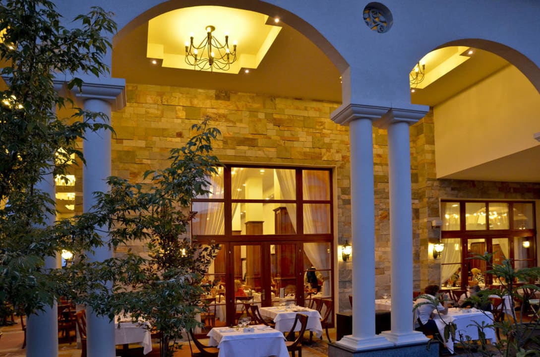 Am Abend vor dem Restaurant Helena Sands