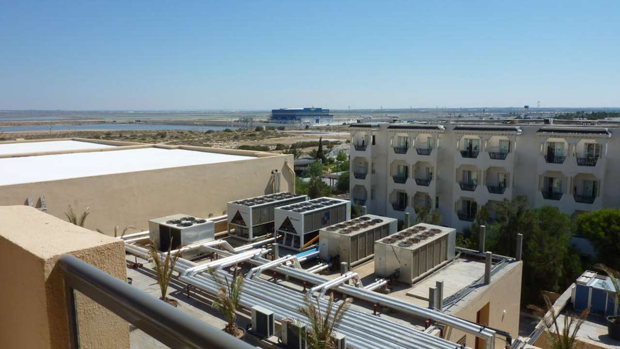 Les groupes de clim sous la fenêtre de la chambre Hotel Rosa Beach